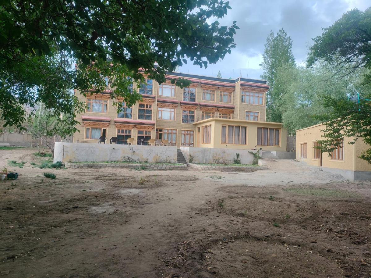 Hotel Alpine Ladakh Лех Экстерьер фото