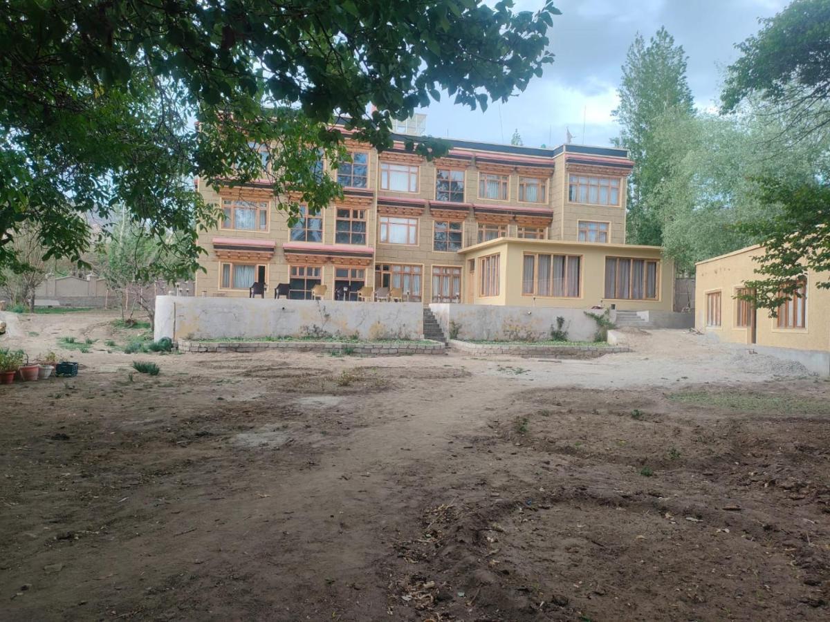 Hotel Alpine Ladakh Лех Экстерьер фото