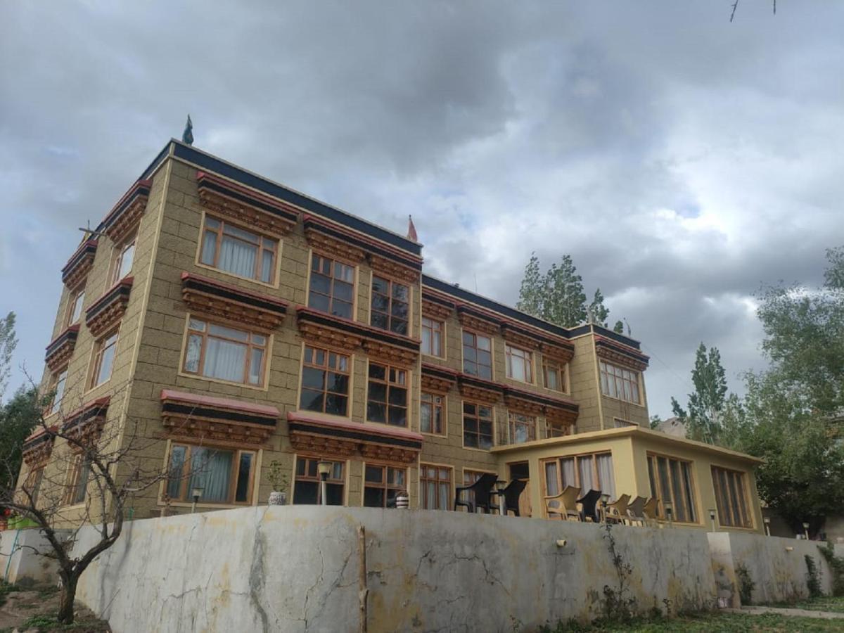 Hotel Alpine Ladakh Лех Экстерьер фото